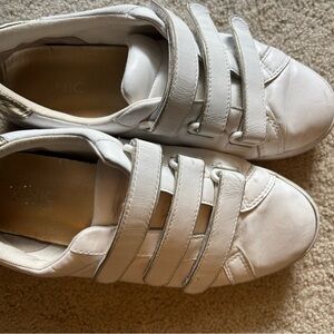 VIONIC Women’s White Velcro Sneakers Good Condition